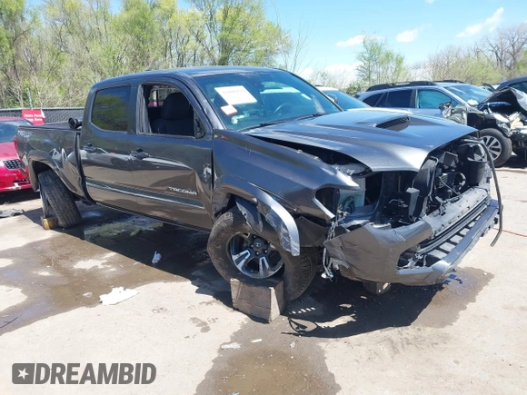 2018 Toyota Tacoma SR5 z VIN 3TMDZ5BN0JM051283, wystawiony jako IAAI lot #42008928 z przebiegiem 106 155 mil mil oraz . Historia ofert i sprzedaży dostępna na DreamBid. Obrazek 1.