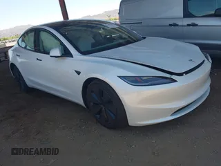 2025 Tesla Model 3 Long Range z VIN 5YJ3E1EB9SF885771, wystawiony jako IAAI lot #42158734 z przebiegiem 3480 mil mil oraz . Historia ofert i sprzedaży dostępna na DreamBid. Obrazek 1.