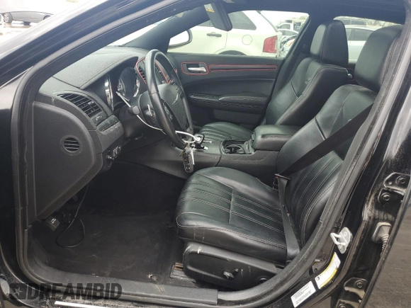 2014 Chrysler 300 S z VIN 2C3CCABG1EH336848, wystawiony jako Copart lot #50822875 z przebiegiem 75 204 mil mil oraz Szkoda całkowita • Salvage title. Historia ofert i sprzedaży dostępna na DreamBid. Obrazek 7.