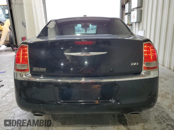 2013 Chrysler 300 z VIN 2C3CCAAG8DH727074, wystawiony jako Copart lot #55718345 z przebiegiem 92 228 mil mil oraz Szkoda całkowita • Salvage title. Historia ofert i sprzedaży dostępna na DreamBid. Obrazek 6.