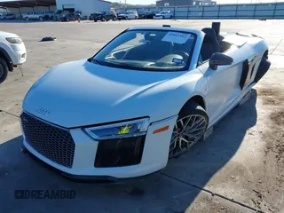 2018 Audi R8 Spyder performance z VIN WUA4BCFX7J7902058, wystawiony jako IAAI lot #40861482 z przebiegiem 20 951 mil mil oraz . Historia ofert i sprzedaży dostępna na DreamBid. Obrazek 2.