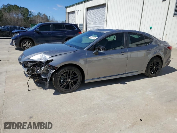 2025 Toyota Camry LE with VIN 4T1DAACK0SU580682, listed as a Copart auction lot 47941475 with 1,438 mi miles and Salvage Title. Bid and sale history available at carsss.com. Image 1.