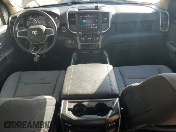2020 Ram 1500 Big Horn z VIN 1C6RRFFG3LN233051, wystawiony jako Copart lot #89117455 z przebiegiem 43 191 mil mil oraz Szkoda całkowita • Salvage title. Historia ofert i sprzedaży dostępna na DreamBid. Obrazek 8.