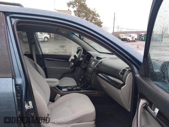 2015 Kia Sorento LX with VIN 5XYKT4A63FG590482, listed as a IAAI auction lot 41477333 with 207,079 mi miles. Bid and sale history available at carsss.com. Image 5.