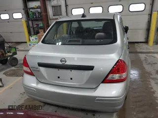 2009 Nissan Versa 1.6 z VIN 3N1CC11E89L460255, wystawiony jako IAAI lot #42161311 z przebiegiem 165 905 mil mil oraz . Historia ofert i sprzedaży dostępna na DreamBid. Obrazek 17.