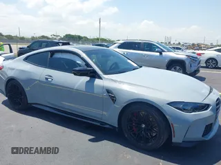 2021 BMW M4 Competition z VIN WBS33AZ08MCG54855, wystawiony jako IAAI lot #42269042 z przebiegiem 15 890 mil mil oraz . Historia ofert i sprzedaży dostępna na DreamBid. Obrazek 1.