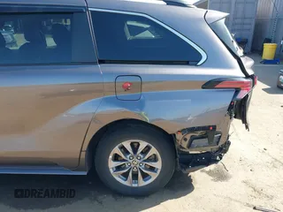 2021 Toyota Sienna XLE with VIN 5TDYSKFC4MS035573, listed as a IAAI auction lot 41988128 with 39,110 mi miles. Bid and sale history available at carsss.com. Image 18.