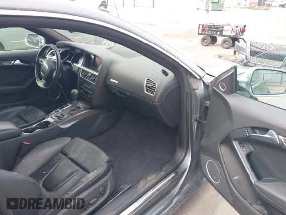 2012 Audi S5 Premium Plus z VIN WAUCVAFR0CA001543, wystawiony jako IAAI lot #42087961 z przebiegiem 100 951 mil mil oraz . Historia ofert i sprzedaży dostępna na DreamBid. Obrazek 5.