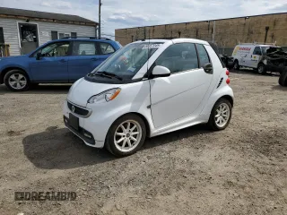 2013 Smart fortwo Passion z VIN WMEEK3BA6DK640099, wystawiony jako Copart lot #50757045 z przebiegiem 102 129 mil mil oraz Tytuł czysty. Historia ofert i sprzedaży dostępna na DreamBid. Obrazek 1.