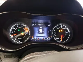 2022 Jeep Cherokee Latitude Lux z VIN 1C4PJLMX2ND503372, wystawiony jako Copart lot #47087275 z przebiegiem 21 803 mil mil oraz Czysty tytuł • Clean title. Historia ofert i sprzedaży dostępna na DreamBid. Obrazek 9.