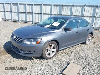 2013 Volkswagen Passat SE z VIN 1VWBH7A39DC048956, wystawiony jako IAAI lot #42039394 z przebiegiem 111 331 mil mil oraz . Historia ofert i sprzedaży dostępna na DreamBid. Obrazek 2.