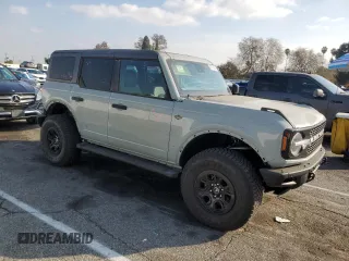 2024 Ford Bronco Wildtrak z VIN 1FMEE2BP8RLA57115, wystawiony jako Copart lot #43579085 z przebiegiem 4951 mil mil oraz Szkody całkowita. Historia ofert i sprzedaży dostępna na DreamBid. Obrazek 4.
