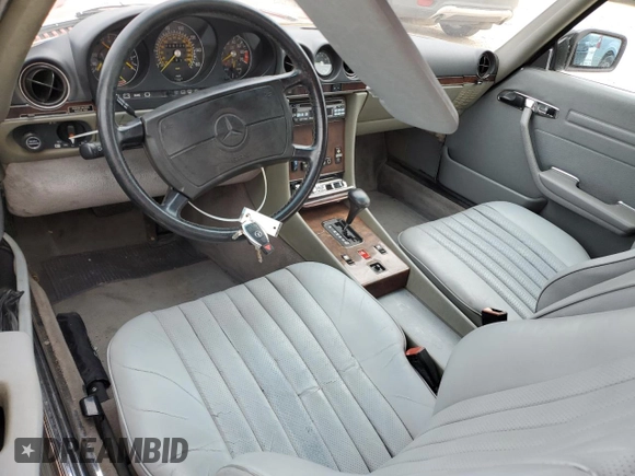 1986 Mercedes-Benz 560 SL z VIN WDBBA48D8GA054377, wystawiony jako Copart lot #45391915 z przebiegiem 98 728 mil mil oraz Szkody całkowita. Historia ofert i sprzedaży dostępna na DreamBid. Obrazek 8.