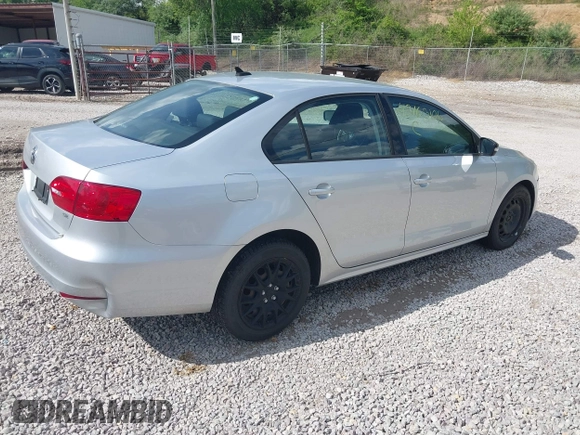 2014 Volkswagen Jetta SE z VIN 3VWD17AJ3EM246296, wystawiony jako IAAI lot #42163106 z przebiegiem 157 853 mil mil oraz . Historia ofert i sprzedaży dostępna na DreamBid. Obrazek 4.