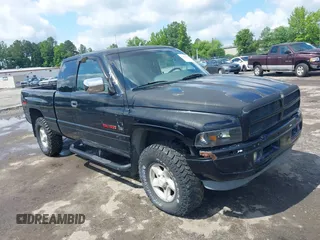 1997 Dodge 1500 z VIN 3B7HF13Z0VG800687, wystawiony jako IAAI lot #42399664 z przebiegiem 186 312 mil mil oraz . Historia ofert i sprzedaży dostępna na DreamBid. Obrazek 1.