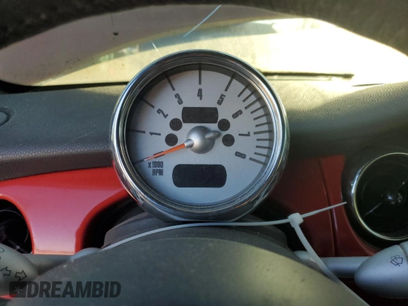 2008 MINI Convertible S z VIN WMWRH33558TL96443, wystawiony jako Copart lot #75103604 z przebiegiem Nie podano mil oraz Szkoda całkowita • Salvage title. Historia ofert i sprzedaży dostępna na DreamBid. Obrazek 9.