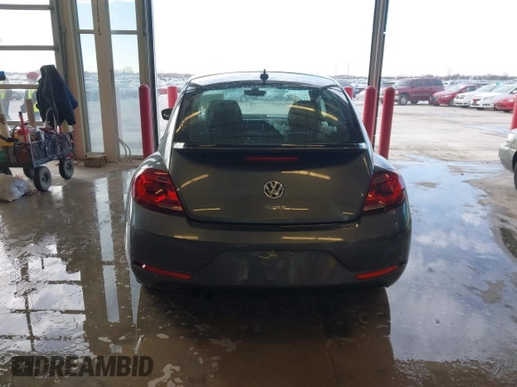 2018 Volkswagen Beetle S z VIN 3VWFD7AT6JM703758, wystawiony jako IAAI lot #41381842 z przebiegiem Nie podano mil oraz . Historia ofert i sprzedaży dostępna na DreamBid. Obrazek 16.