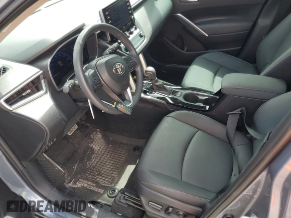2022 Toyota Corolla Cross XLE z VIN 7MUDAAAG9NV036831, wystawiony jako Copart lot #60986125 z przebiegiem 6 642 mil mil oraz Szkoda całkowita • Salvage title. Historia ofert i sprzedaży dostępna na DreamBid. Obrazek 7.