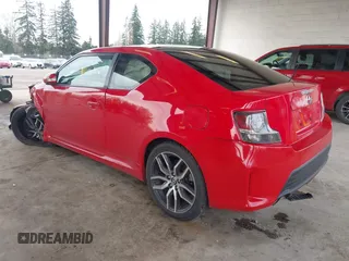 2015 Scion tC z VIN JTKJF5C71FJ008872, wystawiony jako IAAI lot #41664672 z przebiegiem 119 142 mil mil oraz . Historia ofert i sprzedaży dostępna na DreamBid. Obrazek 3.