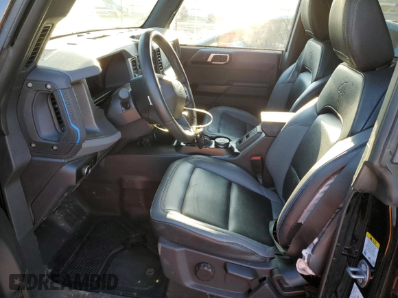 2024 Ford Bronco z VIN 1FMEE1BPXRLA33991, wystawiony jako Copart lot #42259825 z przebiegiem 24 969 mil mil oraz Szkoda całkowita • Salvage title. Historia ofert i sprzedaży dostępna na DreamBid. Obrazek 7.