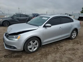 2012 Volkswagen Jetta TDI w/Premium & Nav z VIN 3VWLL7AJ8CM365576, wystawiony jako Copart lot #56728245 z przebiegiem 102 088 mil mil oraz Szkoda całkowita • Salvage title. Historia ofert i sprzedaży dostępna na DreamBid. Obrazek 1.