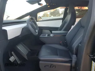 2024 Tesla Cybertruck z VIN 7G2CEHED6RA003275, wystawiony jako Copart lot #89005955 z przebiegiem 10 456 mil mil oraz Szkoda całkowita • Salvage title. Historia ofert i sprzedaży dostępna na DreamBid. Obrazek 7.