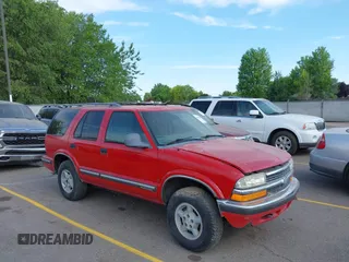 1998 Chevrolet Blazer LS z VIN 1GNDT13W8WK114850, wystawiony jako IAAI lot #42458088 z przebiegiem Nie podano mil oraz . Historia ofert i sprzedaży dostępna na DreamBid. Obrazek 1.
