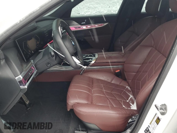 2024 BMW 7 Series 760i xDrive z VIN WBA33EJ02RCR48098, wystawiony jako Copart lot #87464234 z przebiegiem 8 320 mil mil oraz Szkoda całkowita • Salvage title. Historia ofert i sprzedaży dostępna na DreamBid. Obrazek 7.