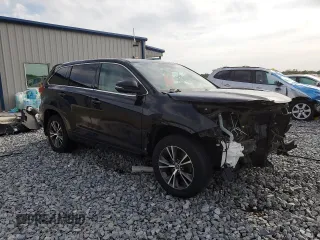 2017 Toyota Highlander LE with VIN 5TDBZRFH0HS396813, listed as a Copart auction lot 60111765 with 101,782 mi miles and Salvage title. Bid and sale history available at DreamBid. Image 4.