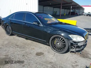 2009 Mercedes-Benz S 550 z VIN WDDNG71X79A275447, wystawiony jako IAAI lot #42474056 z przebiegiem 177 555 mil mil oraz . Historia ofert i sprzedaży dostępna na DreamBid. Obrazek 1.