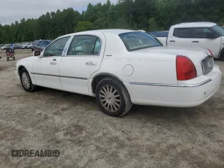 2004 Lincoln Town Car Signature z VIN 1LNHM81W24Y607951, wystawiony jako Copart lot #57070295 z przebiegiem 130 794 mil mil oraz Szkoda całkowita • Salvage title. Historia ofert i sprzedaży dostępna na DreamBid. Obrazek 2.