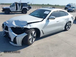 2024 BMW i4 eDrive35 z VIN WBY43AW04RFT05953, wystawiony jako IAAI lot #41972073 z przebiegiem 3333 mil mil oraz . Historia ofert i sprzedaży dostępna na DreamBid. Obrazek 2.