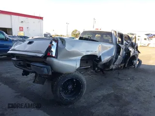 2006 Chevrolet Silverado 3500 SRW Wrk Trk with VIN 1GCHK33D46F268861, listed as a IAAI auction lot 41518243 with 117,900 mi miles. Bid and sale history available at carsss.com. Image 4.