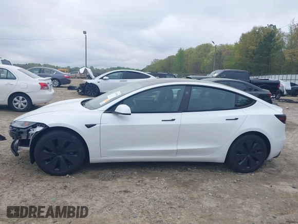2024 Tesla Model 3 z VIN 5YJ3E1EA5RF732502, wystawiony jako IAAI lot #41871400 z przebiegiem 15 715 mil mil oraz . Historia ofert i sprzedaży dostępna na DreamBid. Obrazek 15.