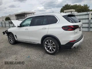 2024 BMW X5 xDrive40i z VIN 5UX23EU04R9T59544, wystawiony jako Copart lot #48216655 z przebiegiem 23 706 mil mil oraz Tytuł czysty. Historia ofert i sprzedaży dostępna na DreamBid. Obrazek 2.