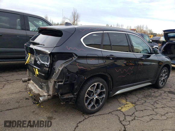 2020 BMW X1 xDrive28i z VIN WBXJG9C02L5P82408, wystawiony jako Copart lot #43805615 z przebiegiem 23 111 mil mil oraz Szkoda całkowita • Salvage title. Historia ofert i sprzedaży dostępna na DreamBid. Obrazek 3.