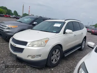 2011 Chevrolet Traverse 1LT z VIN 1GNKRGED6BJ151688, wystawiony jako IAAI lot #42281195 z przebiegiem 259 173 mil mil oraz . Historia ofert i sprzedaży dostępna na DreamBid. Obrazek 2.
