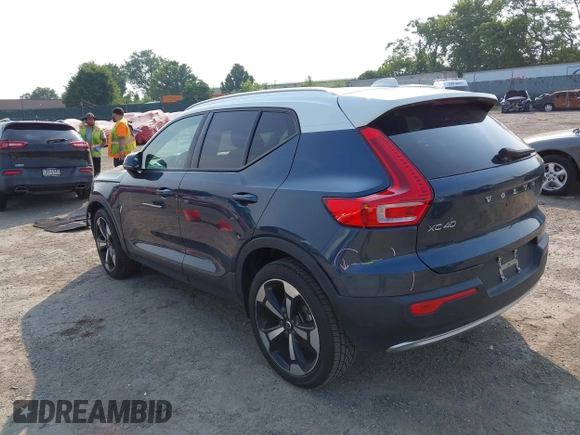 2021 Volvo XC40 Momentum with VIN YV4162UK1M2464500, listed as a IAAI auction lot 42504680 with 29,130 mi miles and . Bid and sale history available at DreamBid. Image 3.