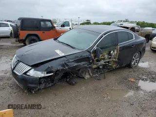 2010 Lincoln MKS z VIN 1LNHL9DR5AG601996, wystawiony jako Copart lot #57711335 z przebiegiem Nie podano mil oraz Szkoda całkowita • Salvage title. Historia ofert i sprzedaży dostępna na DreamBid. Obrazek 1.