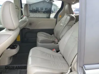 2011 Toyota Sienna XLE AAS z VIN 5TDYK3DC9BS046073, wystawiony jako Copart lot #57030305 z przebiegiem 246 956 mil mil oraz Szkoda całkowita • Salvage title. Historia ofert i sprzedaży dostępna na DreamBid. Obrazek 10.