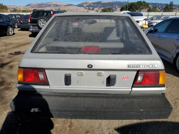 1986 Toyota Tercel z VIN JT2AL31G5G0429131, wystawiony jako Copart lot #79204554 z przebiegiem 124 477 mil mil oraz Szkoda całkowita • Salvage title. Historia ofert i sprzedaży dostępna na DreamBid. Obrazek 6.