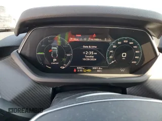 2024 Audi e-tron GT Premium Plus z VIN WAUCJBFW3R7004062, wystawiony jako Copart lot #77770684 z przebiegiem 3092 mil mil oraz Szkody całkowita. Historia ofert i sprzedaży dostępna na DreamBid. Obrazek 9.