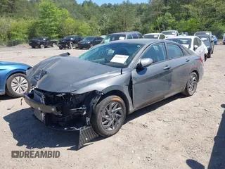 2024 Hyundai Elantra SEL z VIN KMHLM4DG4RU651049, wystawiony jako IAAI lot #42040179 z przebiegiem 37 852 mil mil oraz . Historia ofert i sprzedaży dostępna na DreamBid. Obrazek 2.