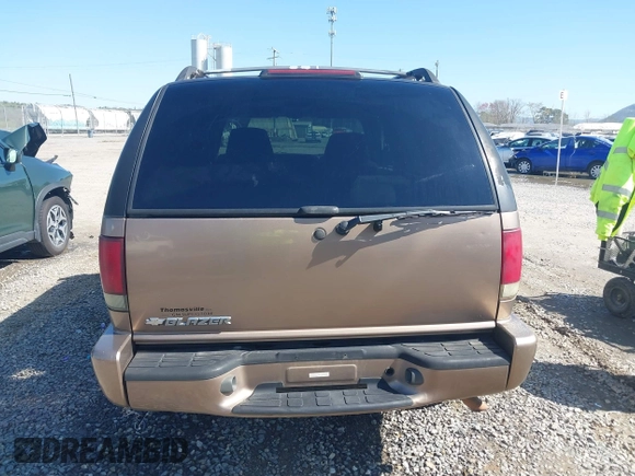 2004 Chevrolet Blazer LS z VIN 1GNDT13X24K167825, wystawiony jako IAAI lot #41976732 z przebiegiem 142 647 mil mil oraz . Historia ofert i sprzedaży dostępna na DreamBid. Obrazek 17.