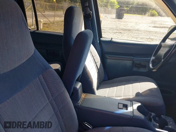 1997 Ford Explorer XL z VIN 1FMDU34E9VUC91672, wystawiony jako IAAI lot #42273914 z przebiegiem 153 944 mil mil oraz . Historia ofert i sprzedaży dostępna na DreamBid. Obrazek 5.