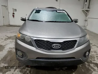 2012 Kia Sorento LX z VIN 5XYKT4A63CG241446, wystawiony jako Copart lot #45536195 z przebiegiem 177 209 mil mil oraz Szkoda całkowita • Salvage title. Historia ofert i sprzedaży dostępna na DreamBid. Obrazek 5.