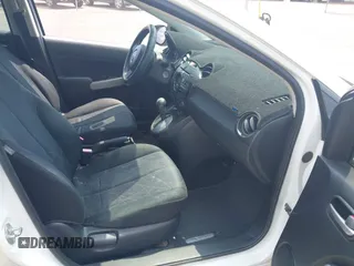 2014 Mazda 2 Sport z VIN JM1DE1KY9E0181733, wystawiony jako IAAI lot #41907658 z przebiegiem 143 301 mil mil oraz . Historia ofert i sprzedaży dostępna na DreamBid. Obrazek 5.