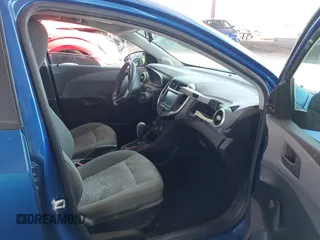 2017 Chevrolet Sonic LS z VIN 1G1JB5SH6H4165031, wystawiony jako IAAI lot #42107395 z przebiegiem 74 196 mil mil oraz . Historia ofert i sprzedaży dostępna na DreamBid. Obrazek 5.