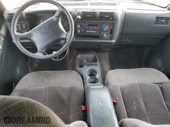 1996 GMC Jimmy SL z VIN 1GKDT13WXT2502347, wystawiony jako Copart lot #74502444 z przebiegiem 253 735 mil mil oraz Szkoda całkowita • Salvage title. Historia ofert i sprzedaży dostępna na DreamBid. Obrazek 8.