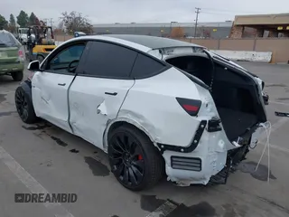 2022 Tesla Model Y Performance z VIN 7SAYGDEFXNF484838, wystawiony jako IAAI lot #41392095 z przebiegiem 8 728 mil mil oraz . Historia ofert i sprzedaży dostępna na DreamBid. Obrazek 3.